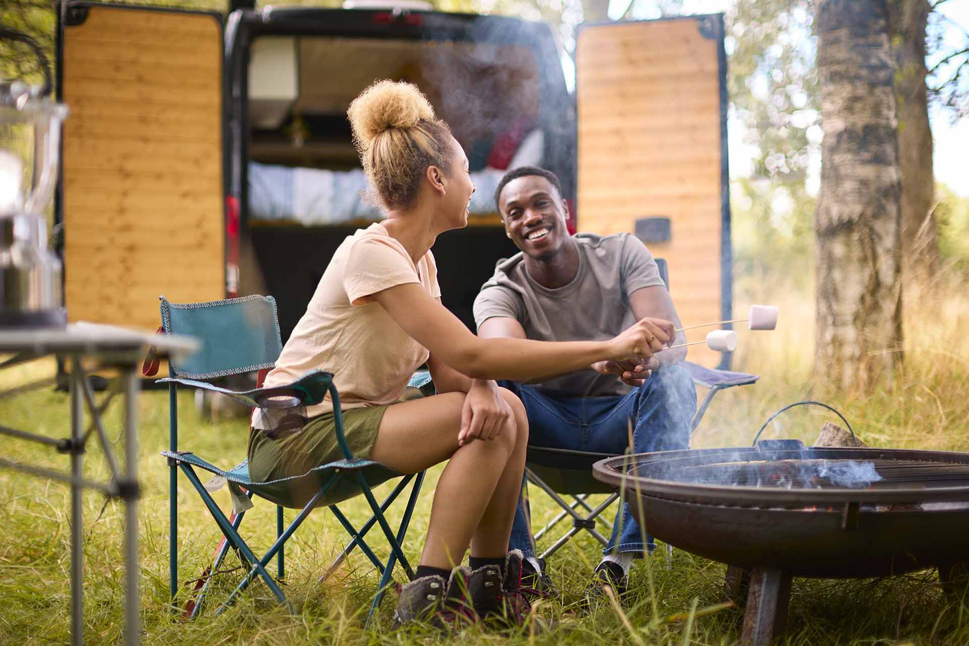 Stel geniet bij de camper